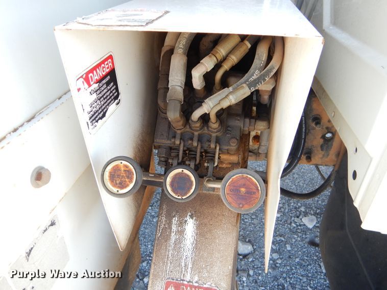 image for item GB9617 2005 International 4300 bucket truck