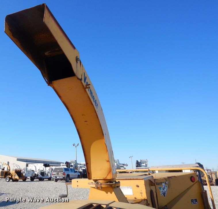 image for item GB9618 2004 Vermeer BC1000XL wood chipper