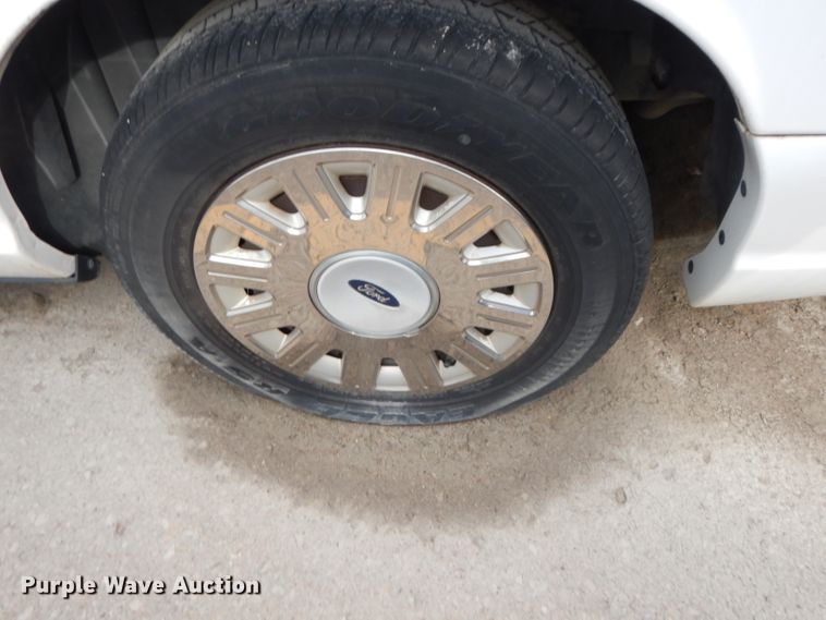 image for item DE4320 2005 Ford Crown Victoria Police Interceptor