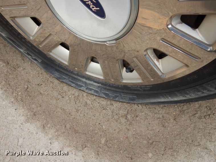 image for item DE4320 2005 Ford Crown Victoria Police Interceptor