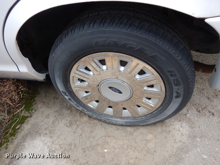 image for item DE4320 2005 Ford Crown Victoria Police Interceptor