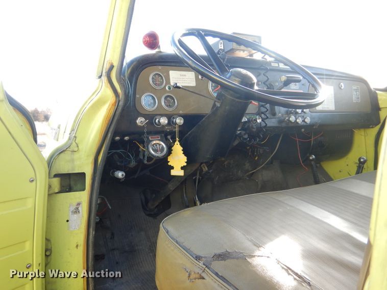 image for item DF7337 1978 International Loadstar 1700 pumper truck