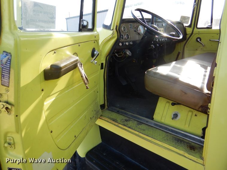 image for item DF7338 1978 International Loadstar 1700 pumper truck