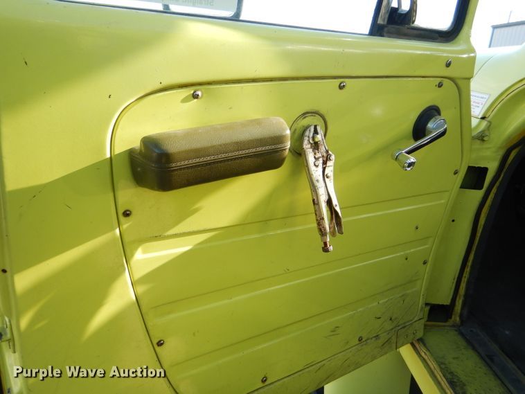 image for item DF7338 1978 International Loadstar 1700 pumper truck