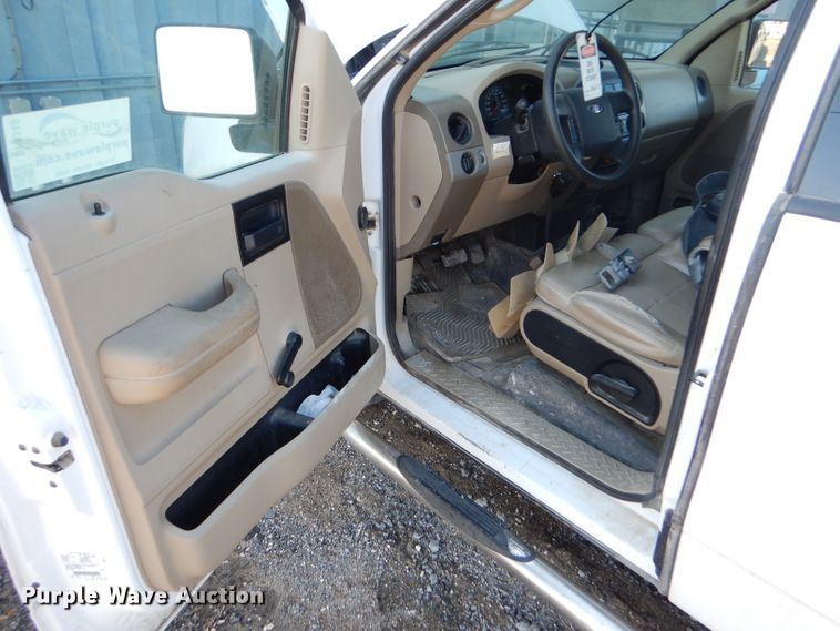 image for item DF7346 2005 Ford F150 XL pickup truck