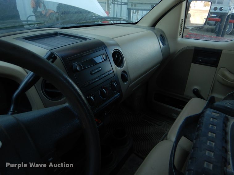 image for item DF7346 2005 Ford F150 XL pickup truck