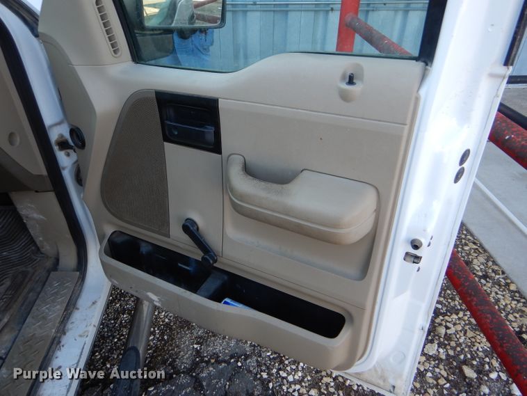 image for item DF7346 2005 Ford F150 XL pickup truck