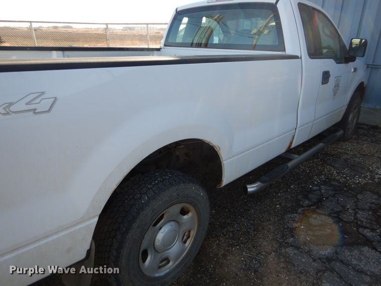 image for item DF7346 2005 Ford F150 XL pickup truck