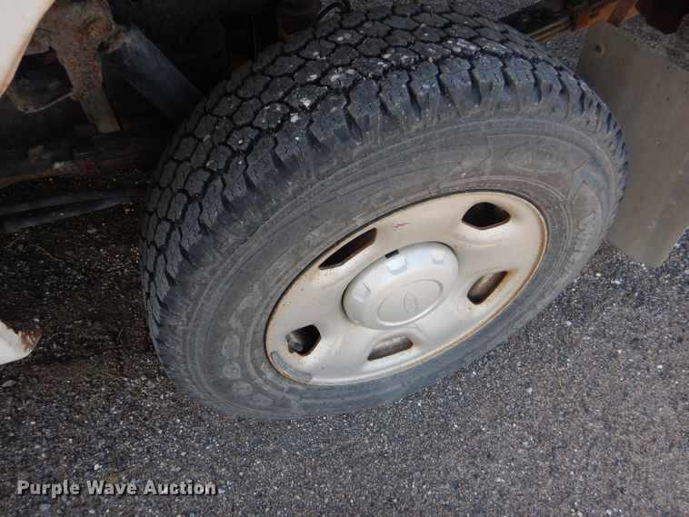 image for item DF7346 2005 Ford F150 XL pickup truck