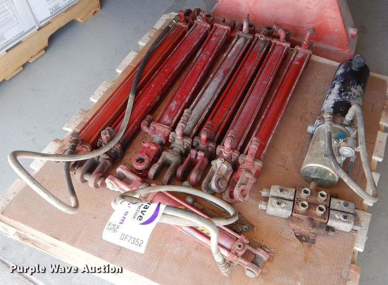 image for item DF7352 Hydraulic cylinders and pump