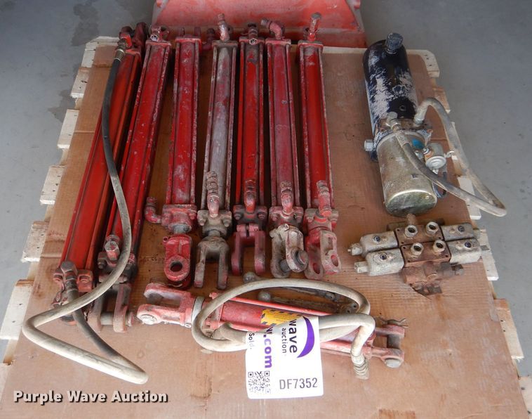 image for item DF7352 Hydraulic cylinders and pump