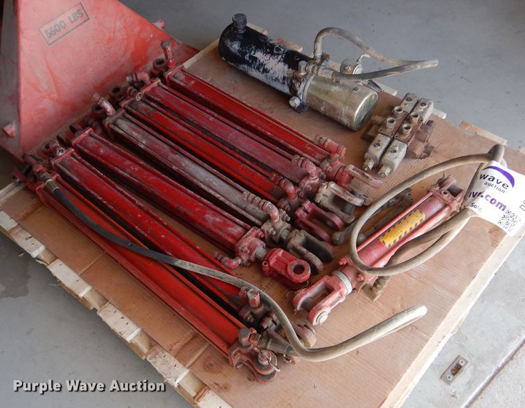 image for item DF7352 Hydraulic cylinders and pump