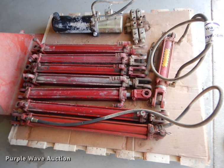 image for item DF7352 Hydraulic cylinders and pump