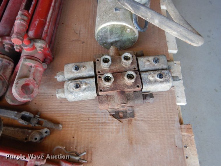 image for item DF7352 Hydraulic cylinders and pump