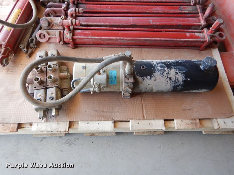 image for item DF7352 Hydraulic cylinders and pump