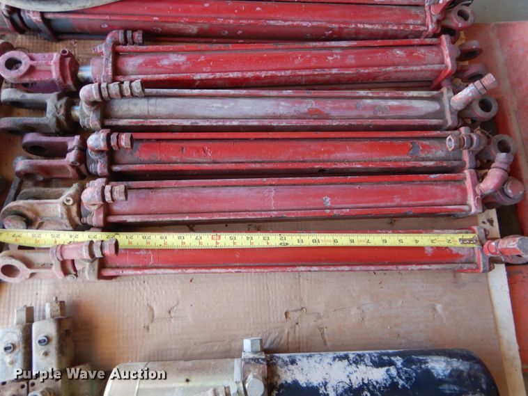 image for item DF7352 Hydraulic cylinders and pump