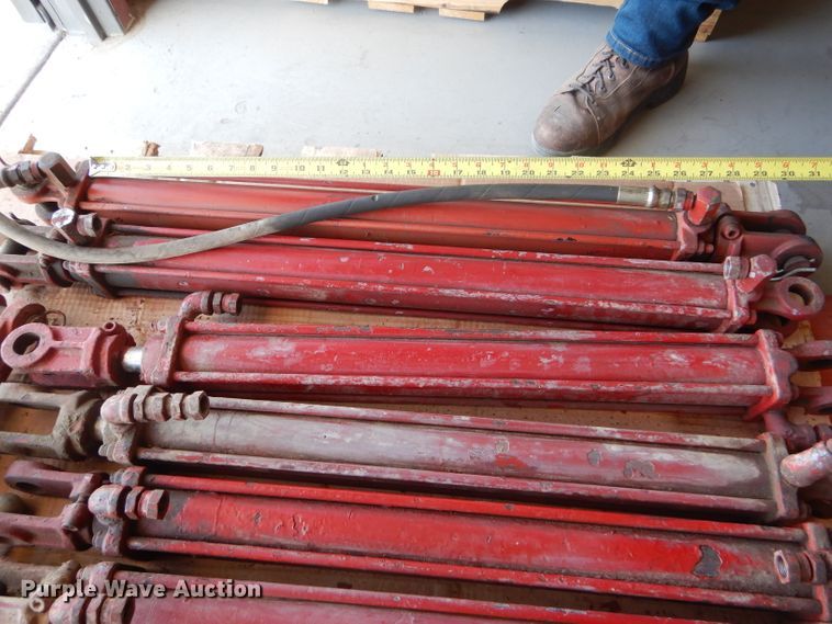 image for item DF7352 Hydraulic cylinders and pump