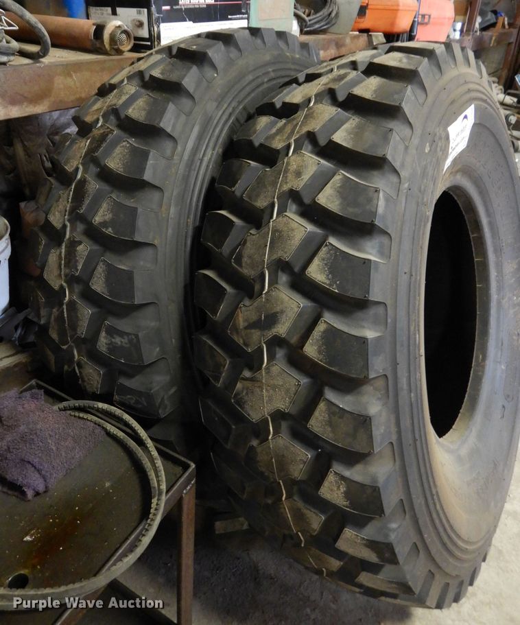 image for item DH3708 (2) Bridgestone 17.5R25 tires