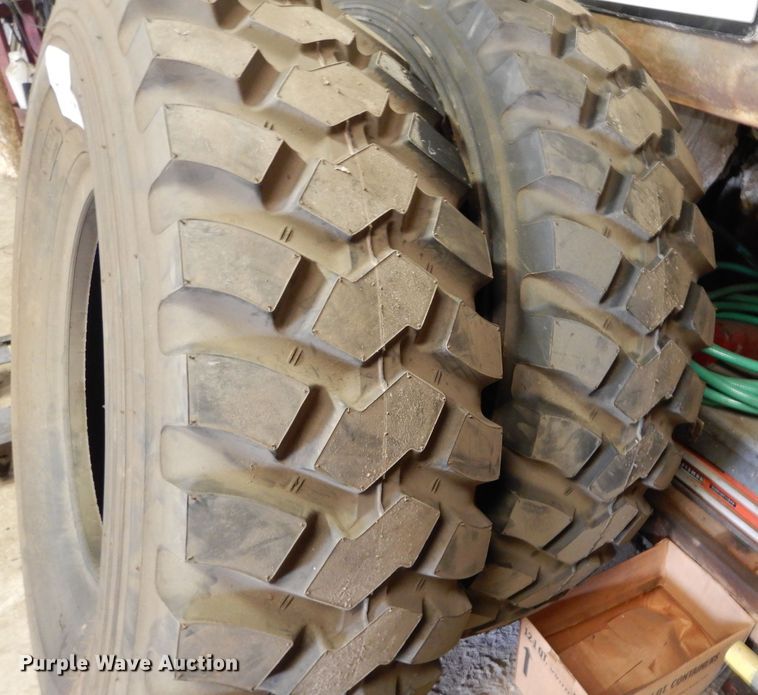 image for item DH3708 (2) Bridgestone 17.5R25 tires