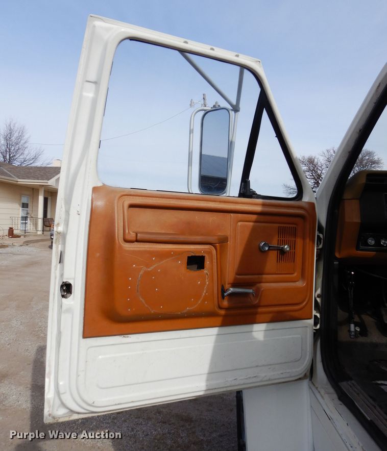 image for item DH3720 1980 Ford F600 truck cab and chassis