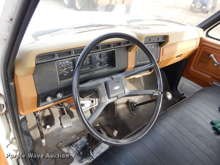 image for item DH3720 1980 Ford F600 truck cab and chassis