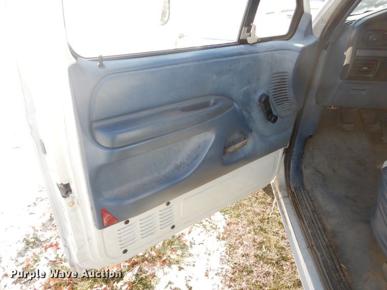 image for item DH6327 1995 Ford F350 XL bucket truck