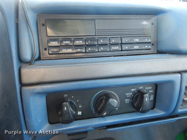 image for item DH6327 1995 Ford F350 XL bucket truck