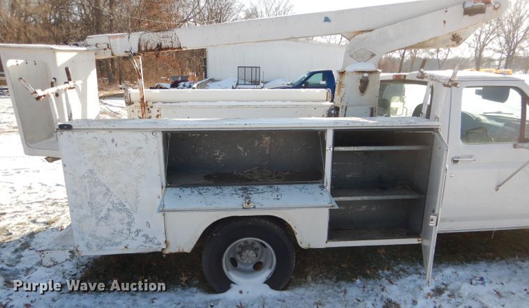 image for item DH6327 1995 Ford F350 XL bucket truck