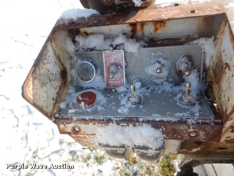 image for item DH6327 1995 Ford F350 XL bucket truck