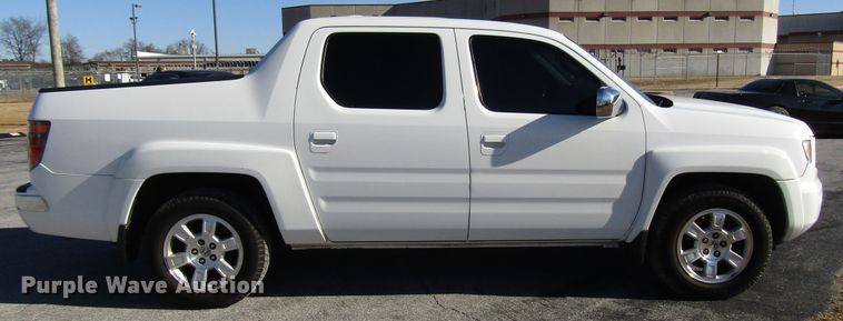 image for item DH8276 2006 Honda Ridgeline Crew Cab pickup truck