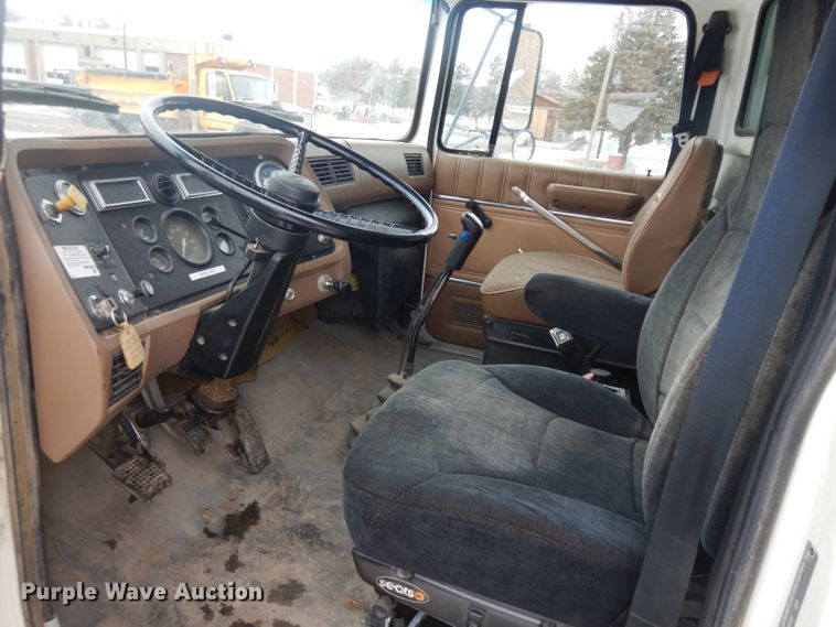 image for item ER9841 1997 Ford L8000 dump truck