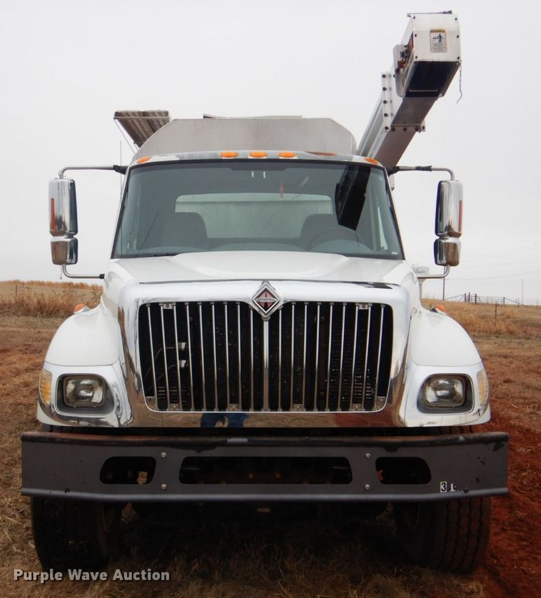 image for item FF9242 2003 International 7400 feed delivery truck