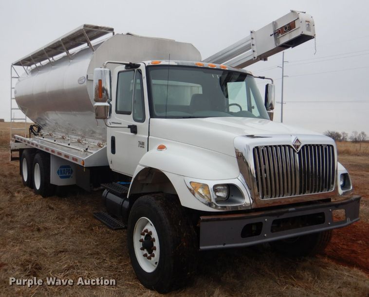 image for item FF9242 2003 International 7400 feed delivery truck