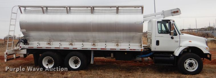 image for item FF9242 2003 International 7400 feed delivery truck