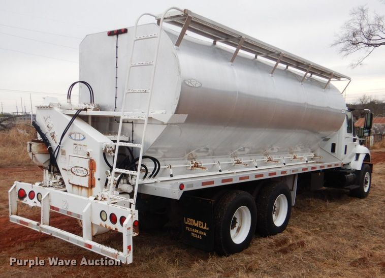 image for item FF9242 2003 International 7400 feed delivery truck