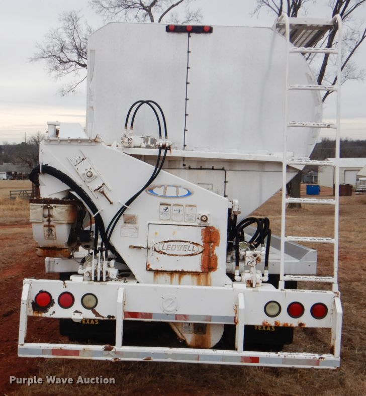 image for item FF9242 2003 International 7400 feed delivery truck