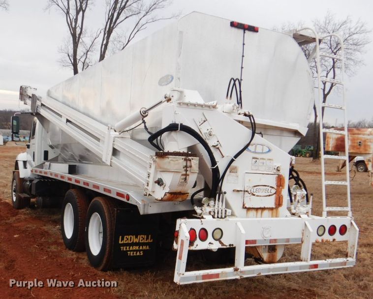 image for item FF9242 2003 International 7400 feed delivery truck