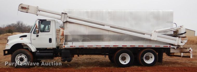 image for item FF9242 2003 International 7400 feed delivery truck