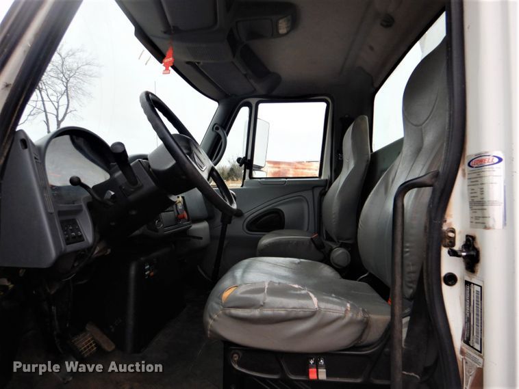 image for item FF9242 2003 International 7400 feed delivery truck