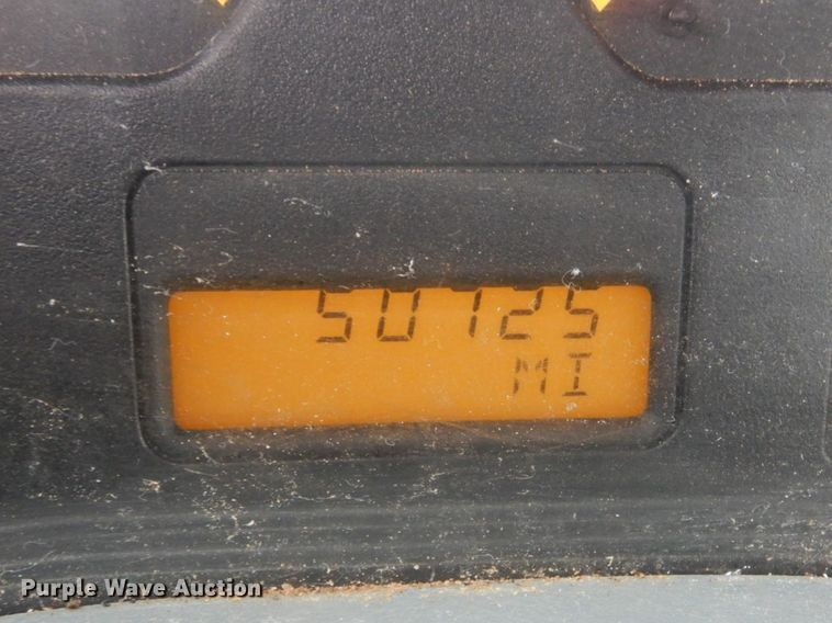 image for item FF9242 2003 International 7400 feed delivery truck