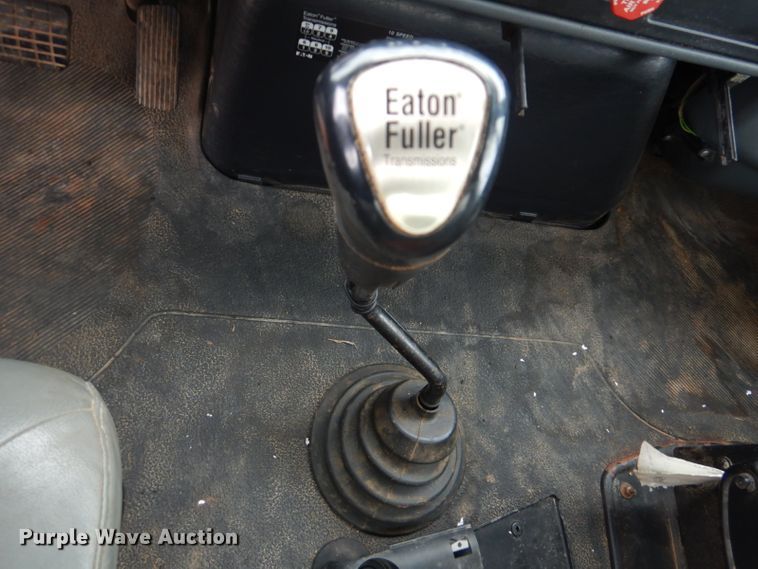 image for item FF9242 2003 International 7400 feed delivery truck