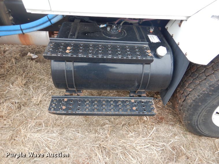 image for item FF9242 2003 International 7400 feed delivery truck