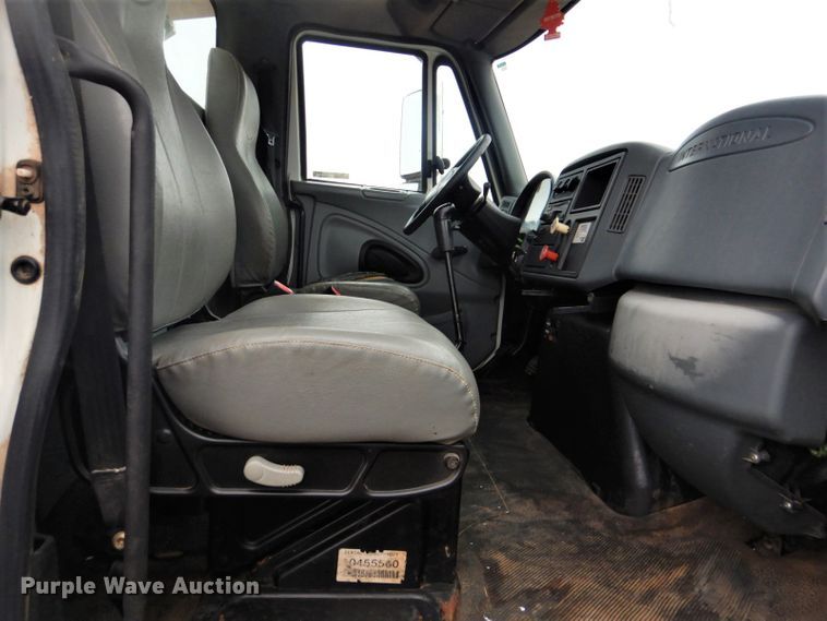 image for item FF9242 2003 International 7400 feed delivery truck