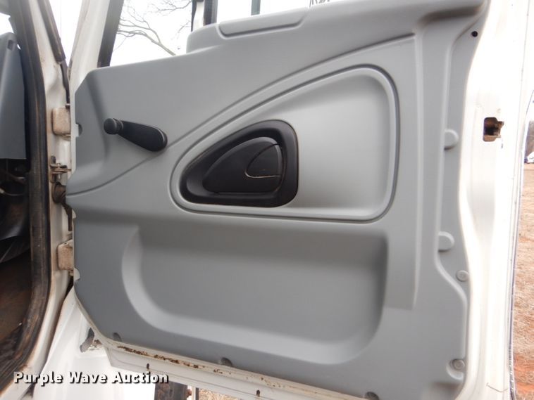 image for item FF9242 2003 International 7400 feed delivery truck