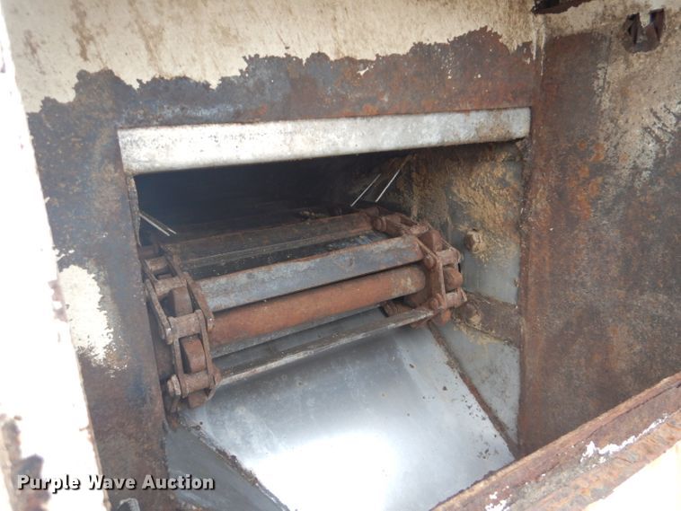 image for item FF9242 2003 International 7400 feed delivery truck