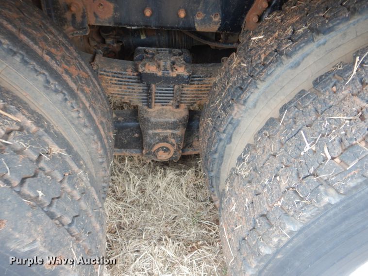 image for item FF9242 2003 International 7400 feed delivery truck