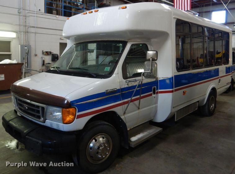 image for item FU9122 2006 Ford Econoline E450 shuttle bus