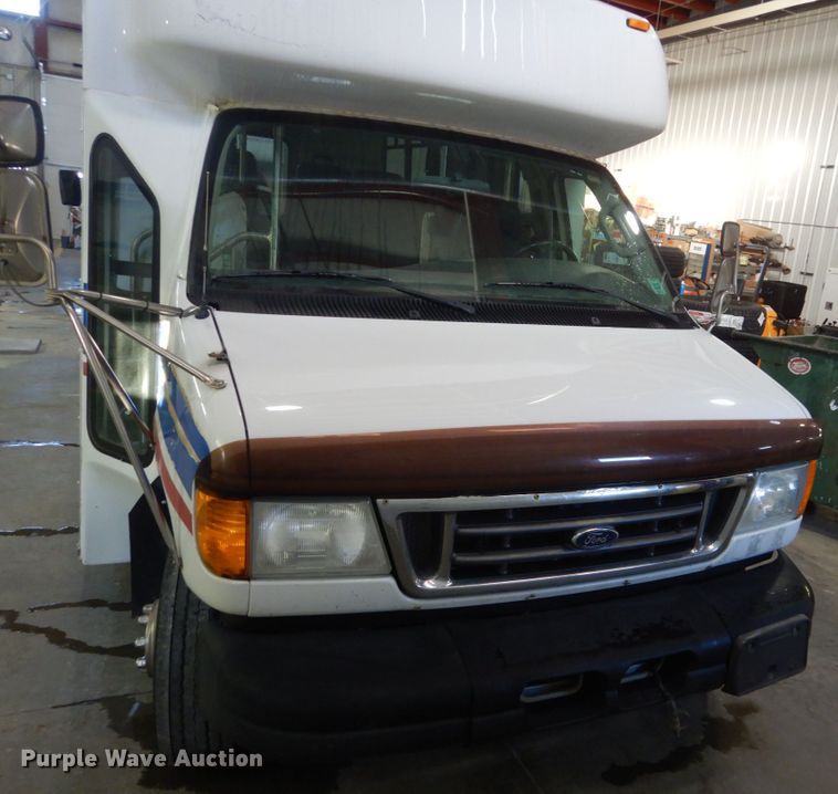image for item FU9122 2006 Ford Econoline E450 shuttle bus