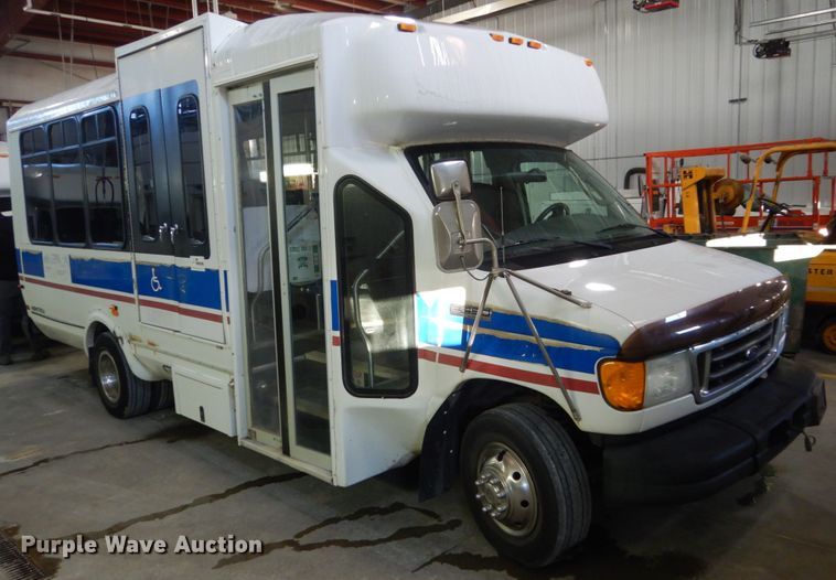 image for item FU9122 2006 Ford Econoline E450 shuttle bus