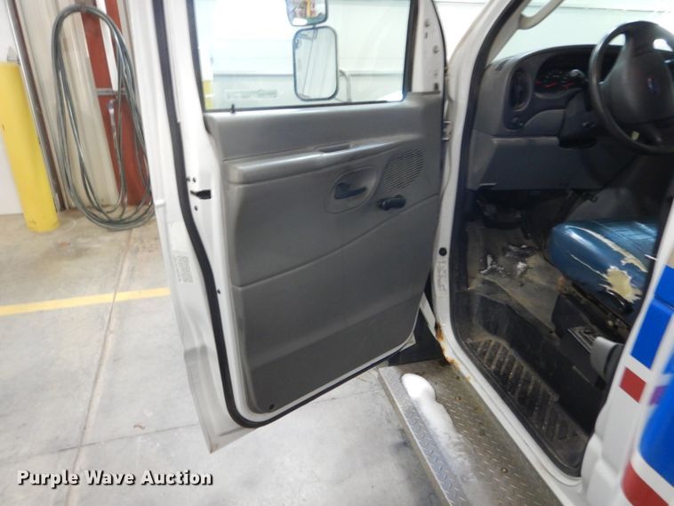 image for item FU9122 2006 Ford Econoline E450 shuttle bus